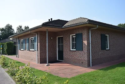 Bungalow mit dekorativem Kamin in der Nähe