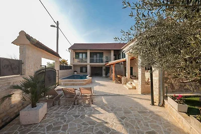 Landhaus mit Pool und Garten