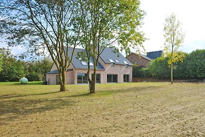 Gemütliches Ferienhaus in SommeLeuze mit Pool