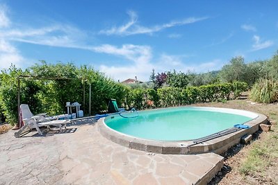 Villa met zwembad omgeven door groen