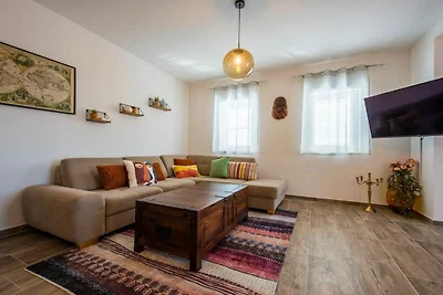 Charming and Tranquil Kastel Gomilica Apartme...