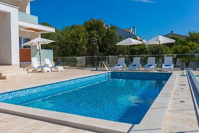 Elegante Villa in Dramalj mit Swimmingpool