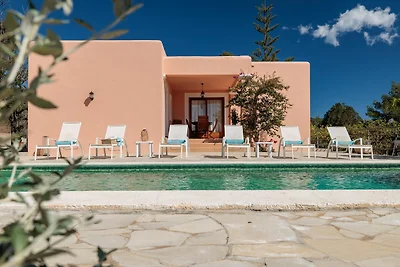 Schöne Villa in Sant Carles mit Pool
