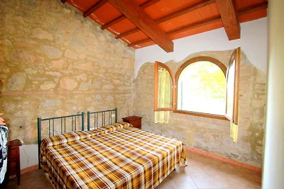 Agriturismo con piscina in comune vicino al...