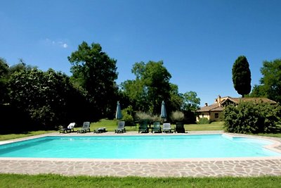 Workers' land on estate with pool near Pisa a...