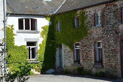 Denkmalgeschütztes Schloss im dichten Wald in...