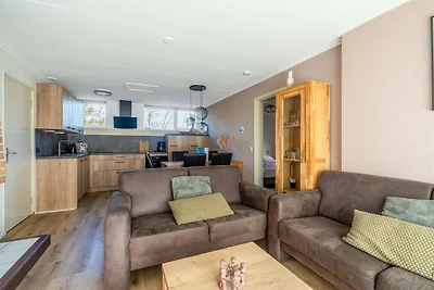 Geschmackvoll eingerichteter freistehender Bu...