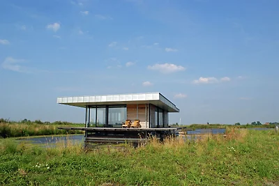 Woonboot in Goengahuizen met sauna