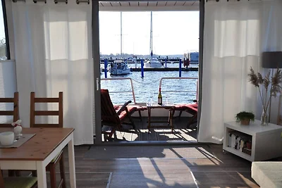 Casa galleggiante nel porto della città di...