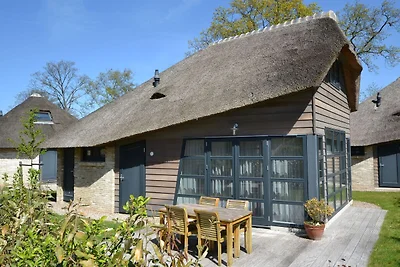 Lussuoso cottage con tetto in paglia tra le d...