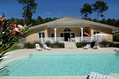 Villa con una piscina privata a 2 km.