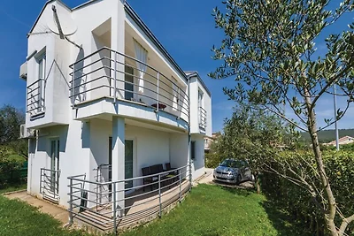 Geräumiges Ferienhaus in Bibinje mit Garten