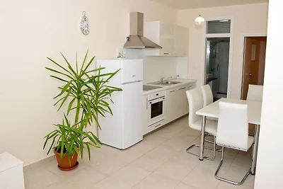 Wohnung in Ljubac mit Garten
