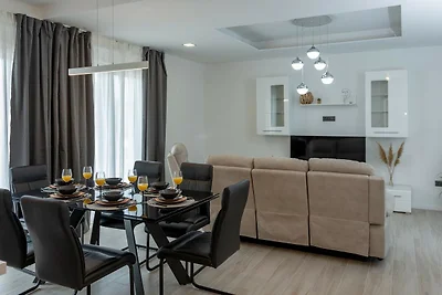 Holiday Home Infinity - Six Bedroom Guest Hou...