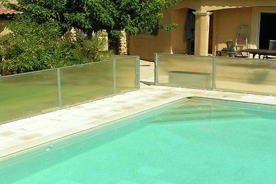 Gîte cosy à Carpentras avec piscine clôturée