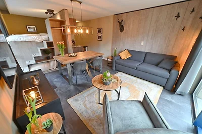 Moderne Suite mit Kombimikrowelle in der Nähe...