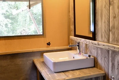 Tenda di lusso con cucina e doccia vicino al...