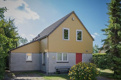 Geräumiges Ferienhaus mit Sauna in Strandnähe