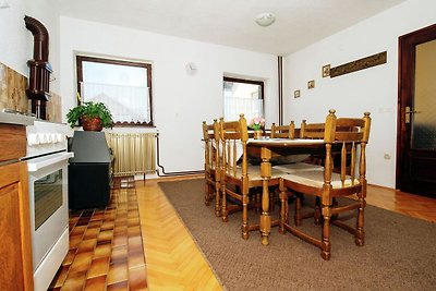 Geräumiges Ferienhaus in Lovinac in Seenähe