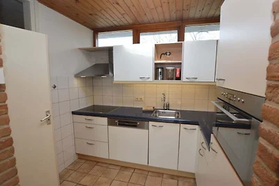 Bungalow in Den Burg met zwembad