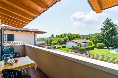 Appartamento panoramico a Salò con piscina