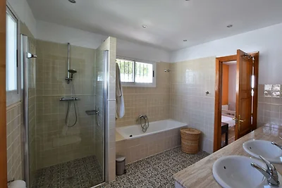 Wunderschöne Villa in Sayalonga mit Pool