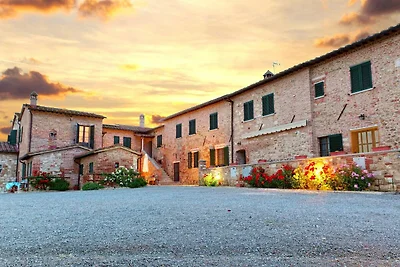 Traditioneller Bauernhof in Asciano mit Pool