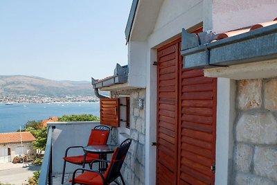 Gemütliche Wohnung in Okrug Donji mit Balkon