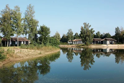 Reetgedeckte Lodge mit Kombi-Mikrowelle in ei...