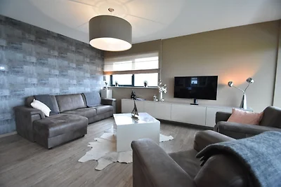 Moderne Wohnung mit Balkon