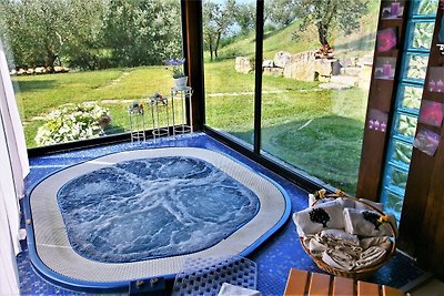 Schön Landhaus inmitten von Olivenbäumen, ein...