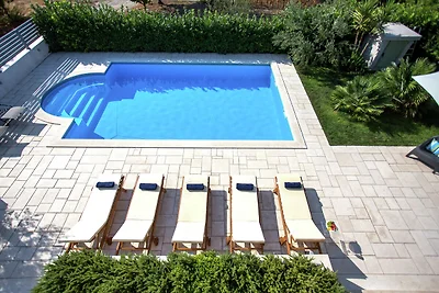 Luxuriöse Villa mit Privatpool in Kaštel...