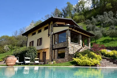 Apartment in Villa mit Pool- und Seeblick