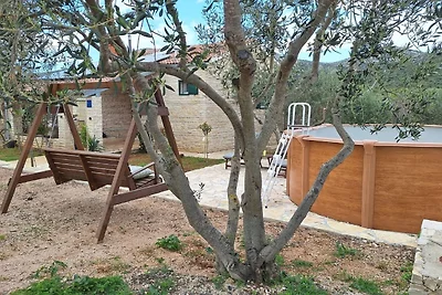 Mooi stenen huis in Vrana midden in de natuur