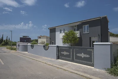 Villa con piscina a Premantura