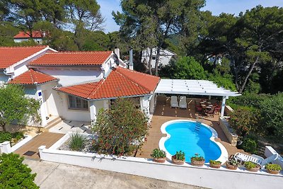 Geräumiges Ferienhaus in Molat mit Pool