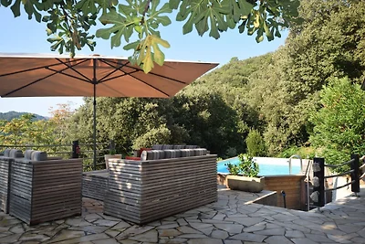 Modern vakantiehuis met zwembad