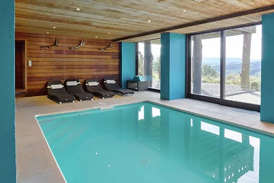Imposant vakantiehuis in Stoumont met binnenz...