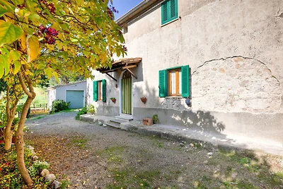 Ruhiges Ferienhaus in Chianni mit Garten
