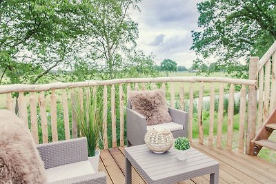 Mooie houten boomhut met terras