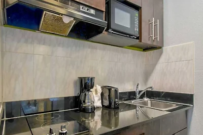 Cozy ADA King Bed|Pool|Free parking