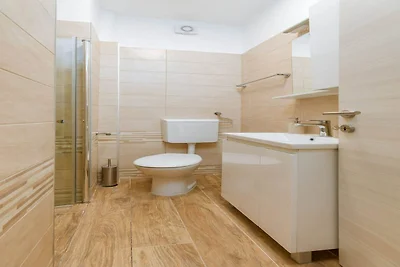 Modern appartement met zwembad en tuin