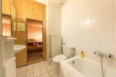 Stilvolle Doppelhaus-Villa mit Garten, 1 km v...