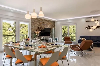 Modern & Stylish Villa with Private Pool - Fo...