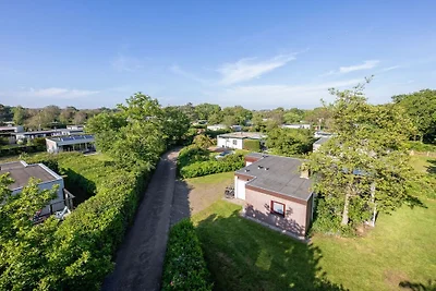 Bungalow in Den Burg met zwembad