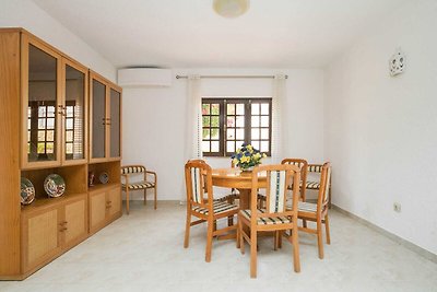Geräumiges Ferienhaus in Albufeira mit Grill