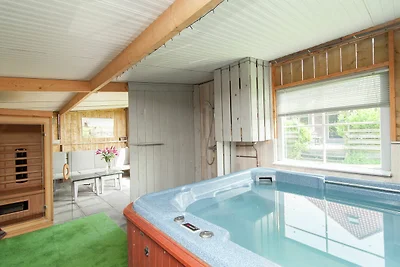 Modernes Ferienhaus mit Whirlpool in...