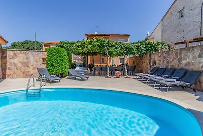 Villa in Peroj mit Pool am Strand