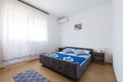 Wohnung in Starigrad Paklenica mit Terrasse