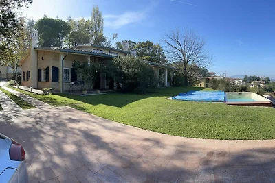 Bella villa a Gemmano con jacuzzi e piscina